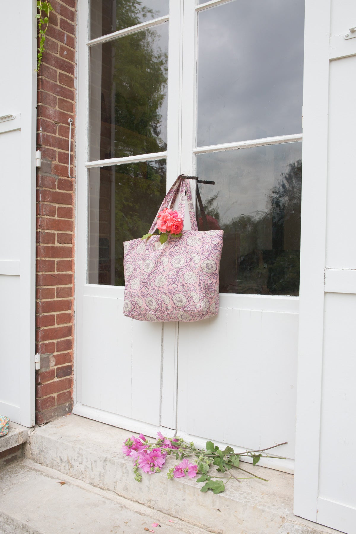 Beverly Tote Bag - Pink Daisy Garden